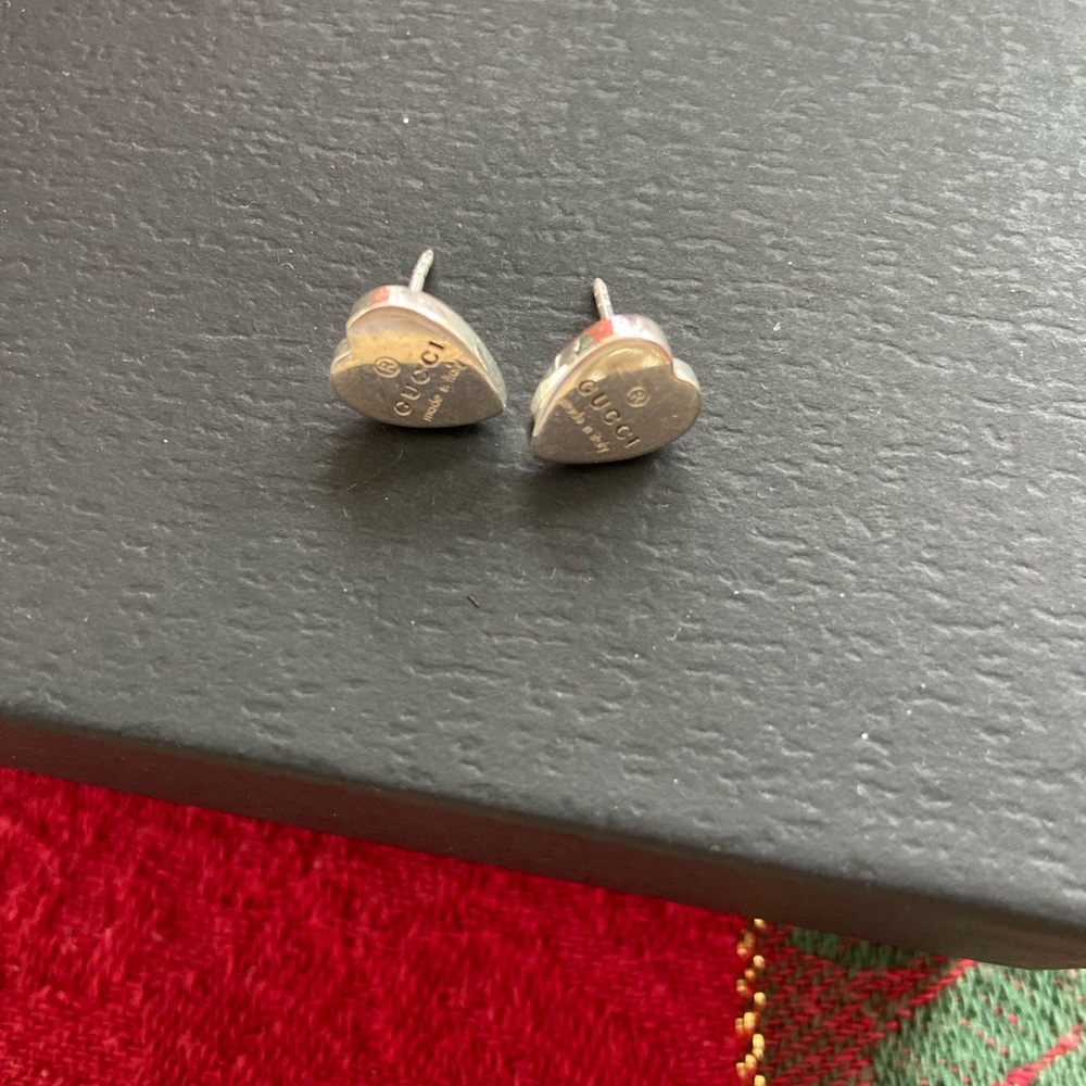 Gucci heart shaped signature Gucci earrings price is firm !